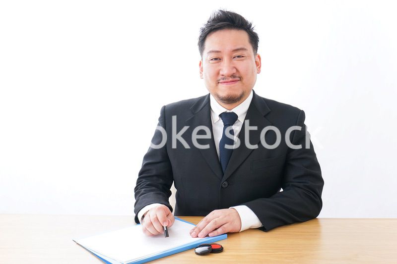 契約するビジネスパーソン