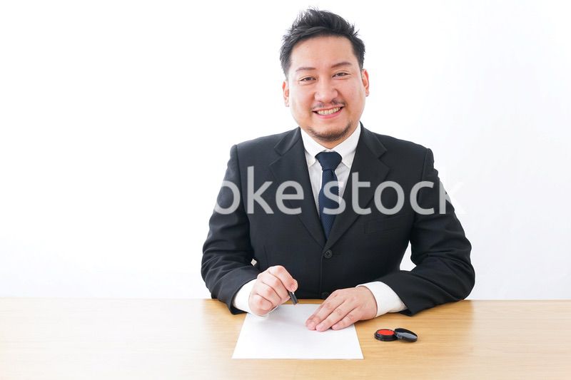 契約するビジネスパーソン