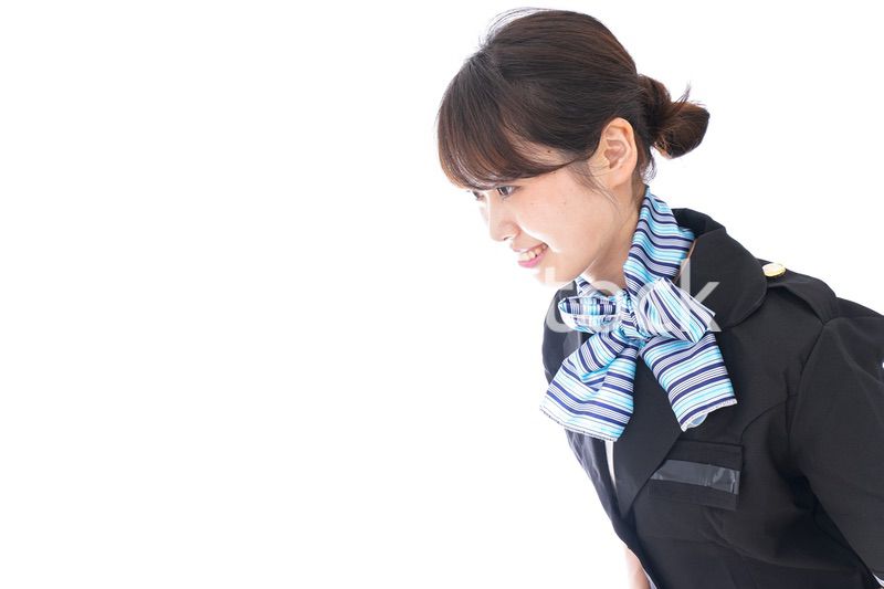 お辞儀をするキャビンアテンダント