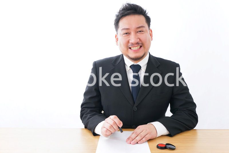 契約をするビジネスマン