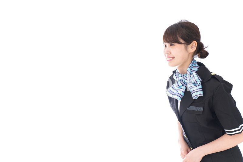 お辞儀をするキャビンアテンダント