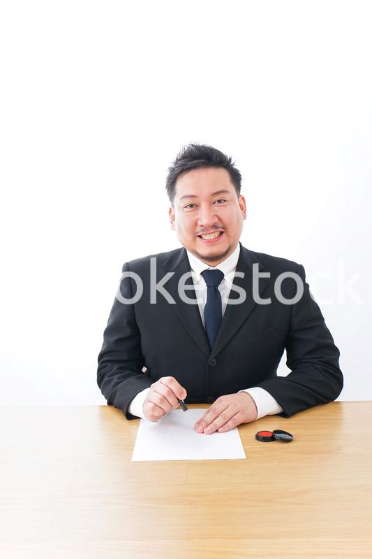 契約をするビジネスマン