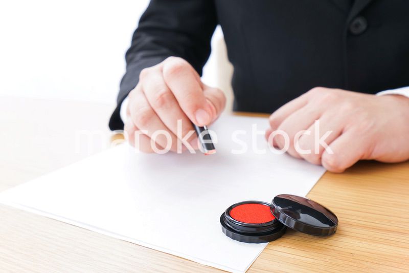 契約するビジネスパーソン