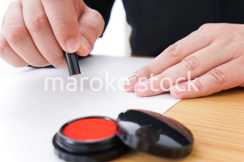 契約するビジネスパーソン