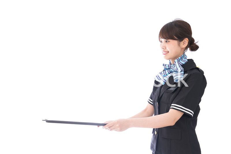 機内サービスをするキャビンアテンダント