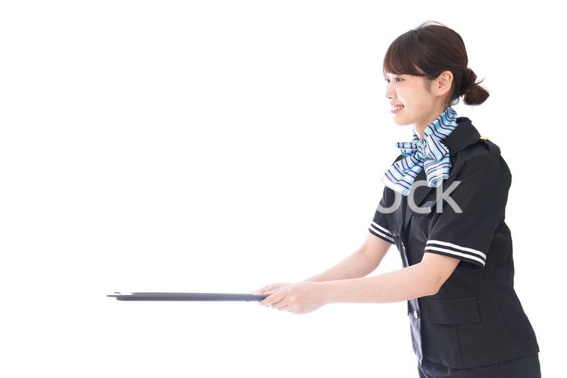 機内サービスをするキャビンアテンダント