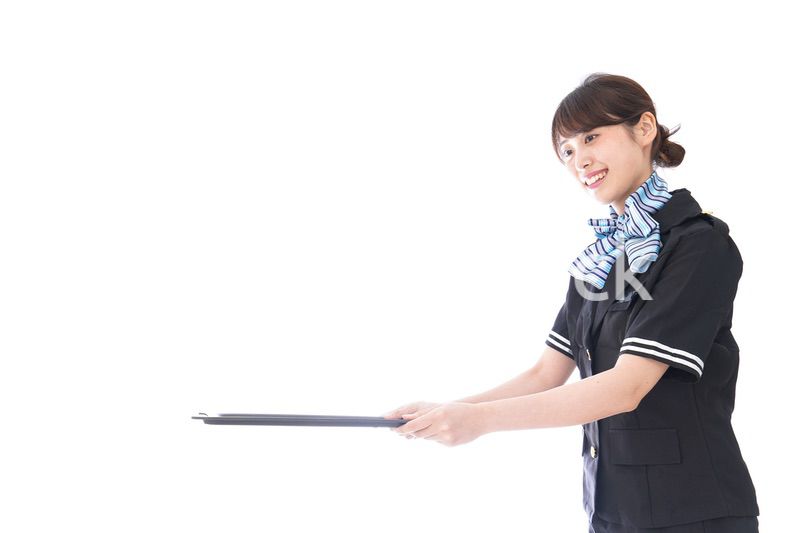機内サービスをするキャビンアテンダント