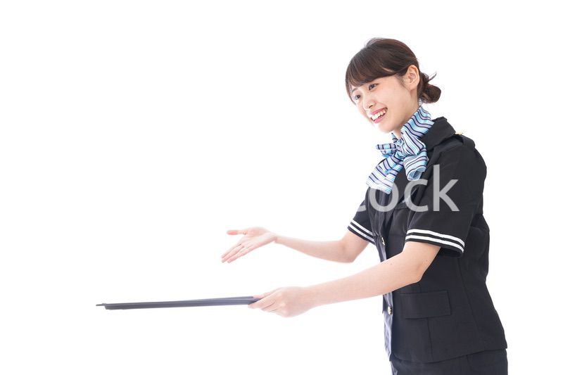 機内サービスをするキャビンアテンダント