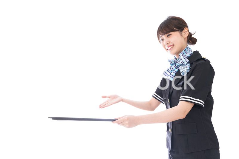 機内サービスをするキャビンアテンダント