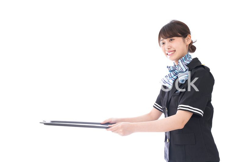 機内サービスをするキャビンアテンダント