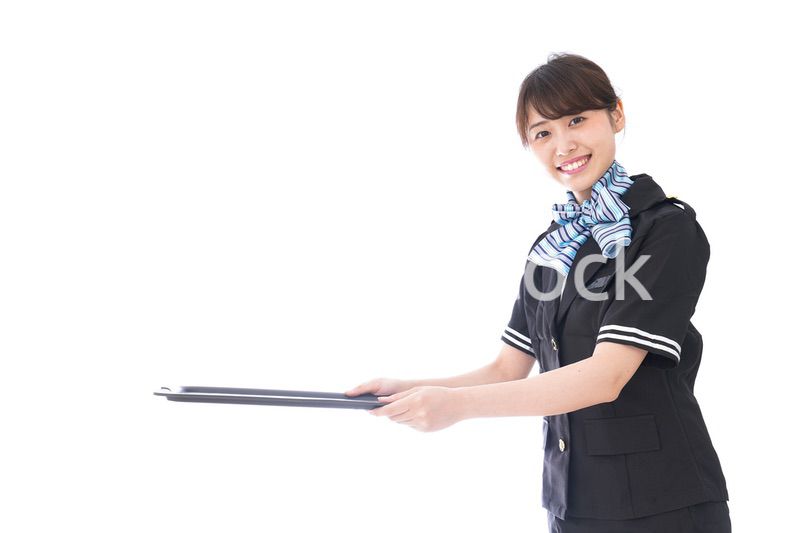 機内サービスをするキャビンアテンダント