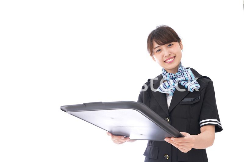 機内サービスをするキャビンアテンダント