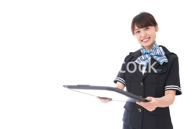 機内サービスをするキャビンアテンダント