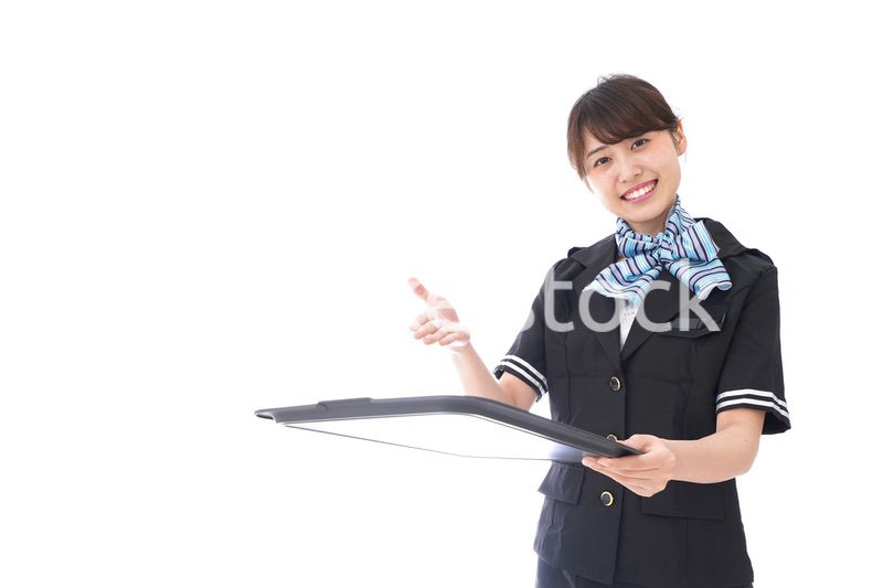機内サービスをするキャビンアテンダント