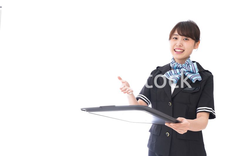 機内サービスをするキャビンアテンダント