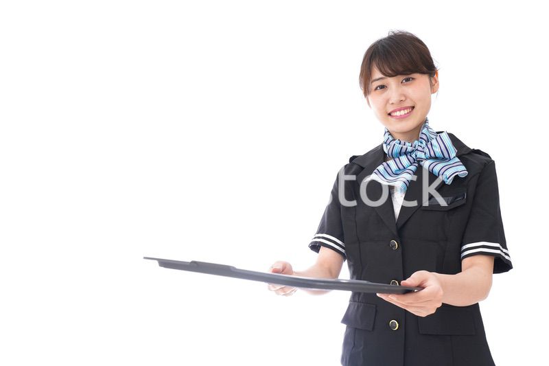 機内サービスをするキャビンアテンダント