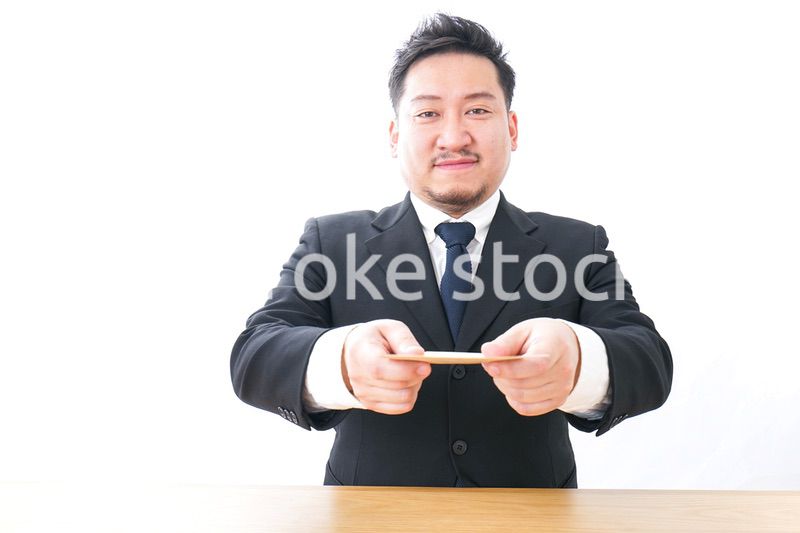 辞表を提出するビジネスマン