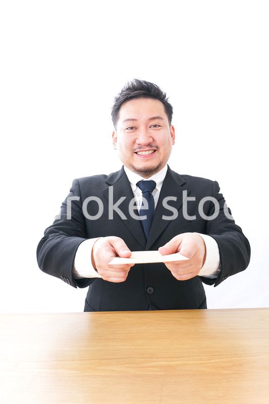 辞表を提出するビジネスマン