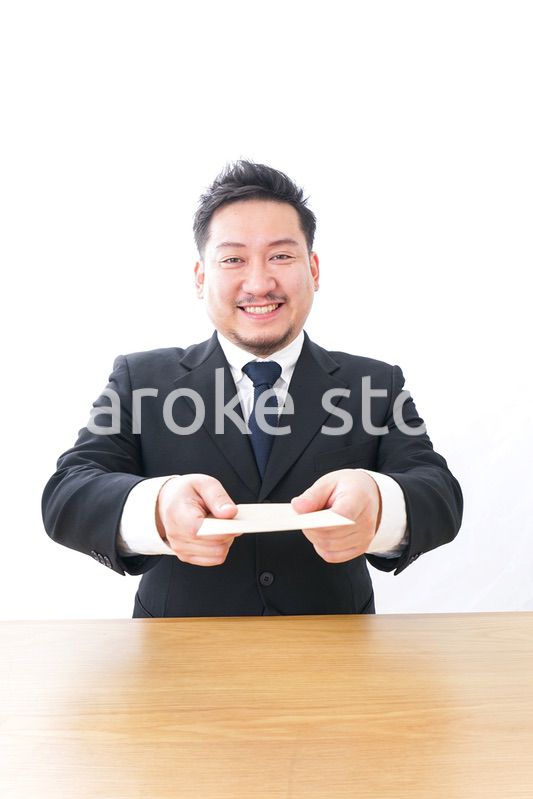 書類を提出するビジネスパーソン