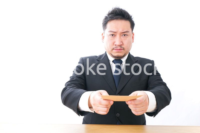 辞表を提出するビジネスマン