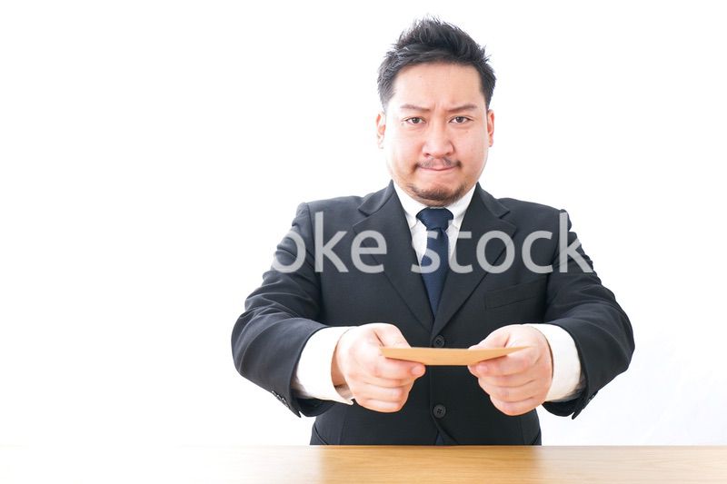 辞表を提出するビジネスマン