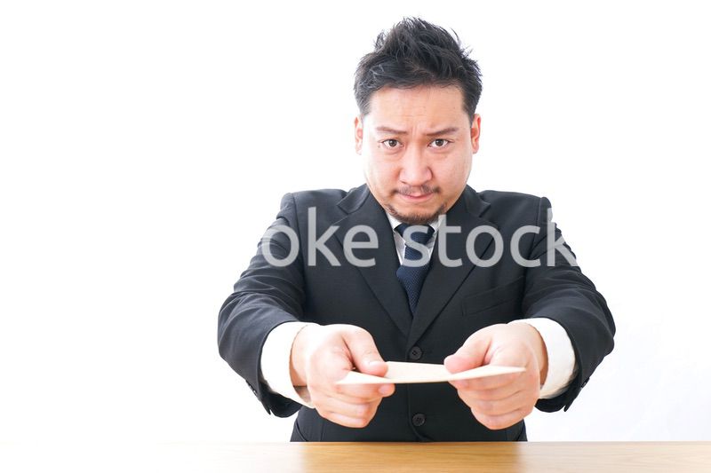 辞表を提出するビジネスマン