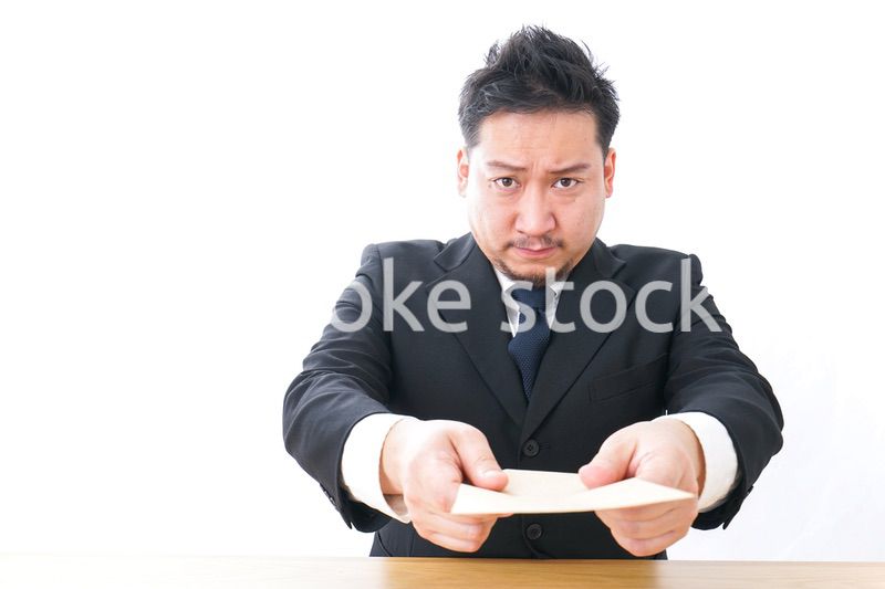 書類を提出するビジネスパーソン