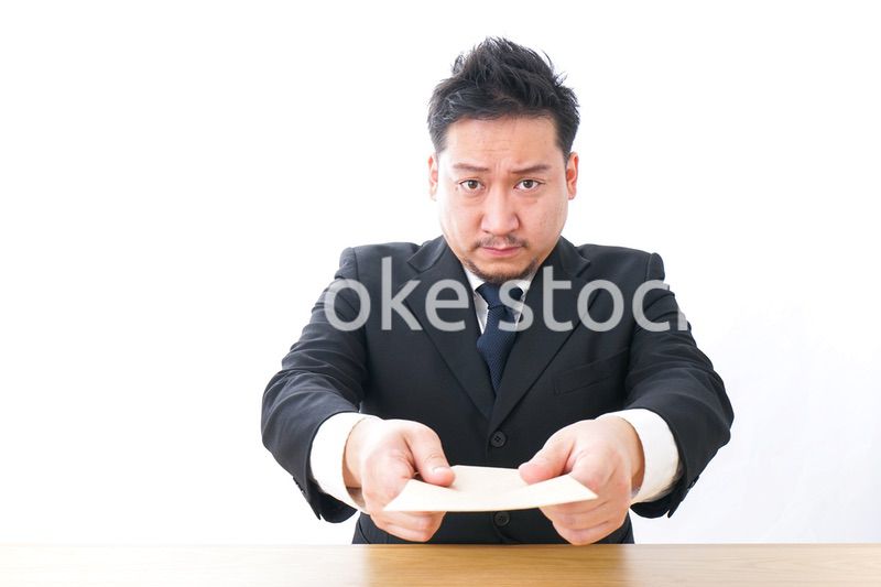 書類を提出するビジネスパーソン