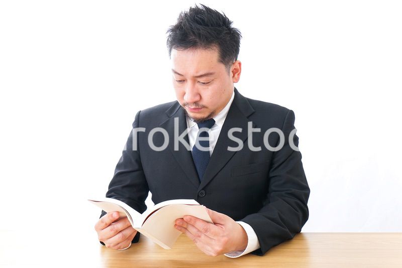 読書するビジネスパーソン