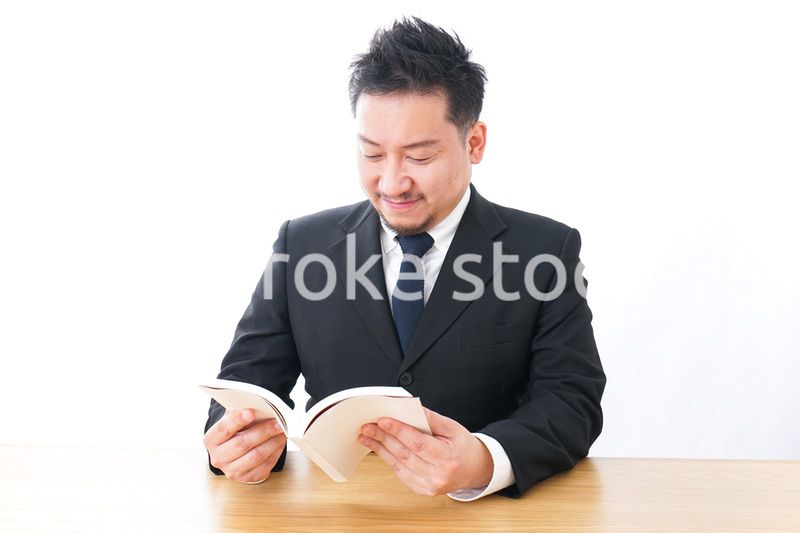 読書をするビジネスマン