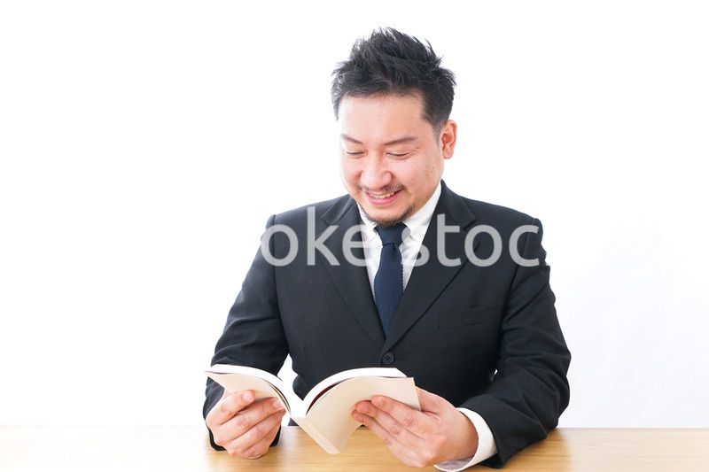 読書をするビジネスマン