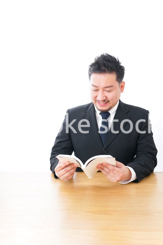 読書をするビジネスマン