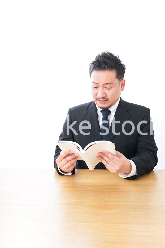 読書をするビジネスマン