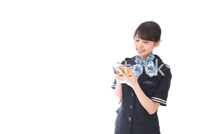 メモをとるキャビンアテンダント
