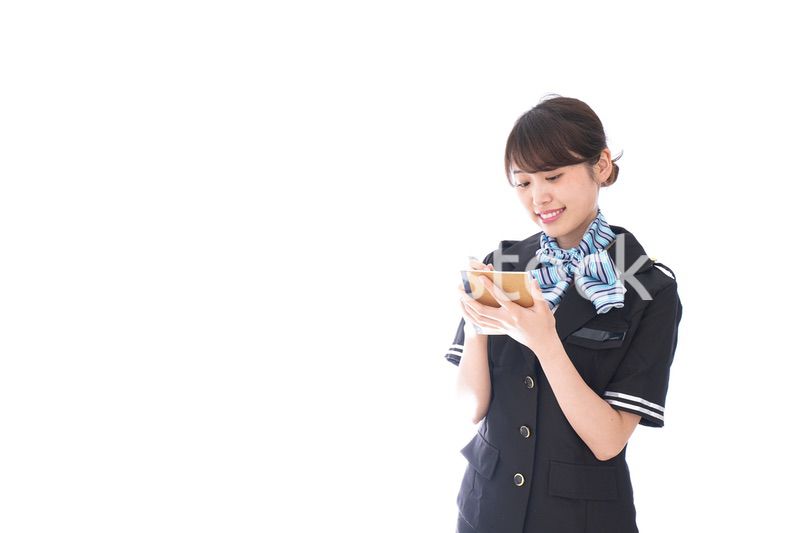 メモをとるキャビンアテンダント