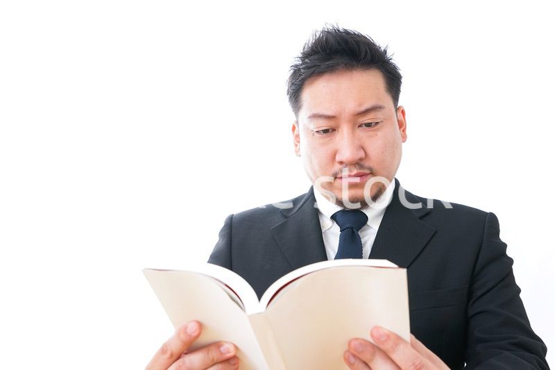 読書をするビジネスマン