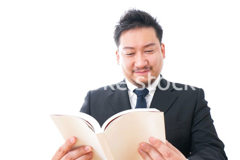読書するビジネスパーソン
