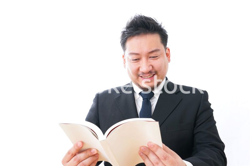 読書をするビジネスマン
