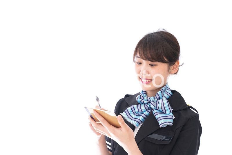 メモをとるキャビンアテンダント