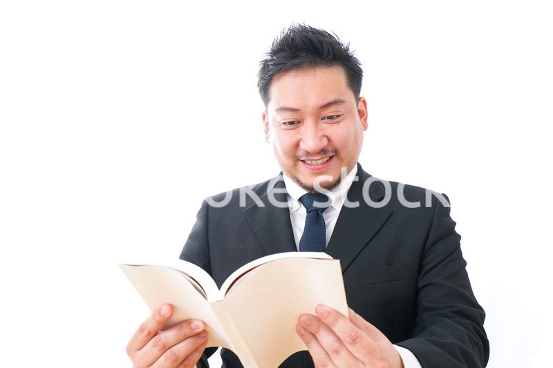 読書するビジネスパーソン