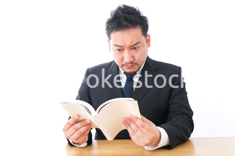 読書するビジネスパーソン