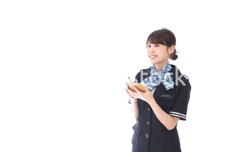 メモをとるキャビンアテンダント