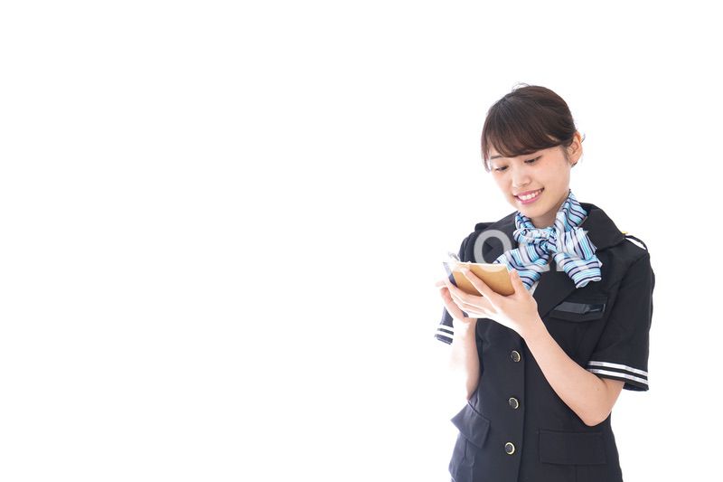 メモをとるキャビンアテンダント