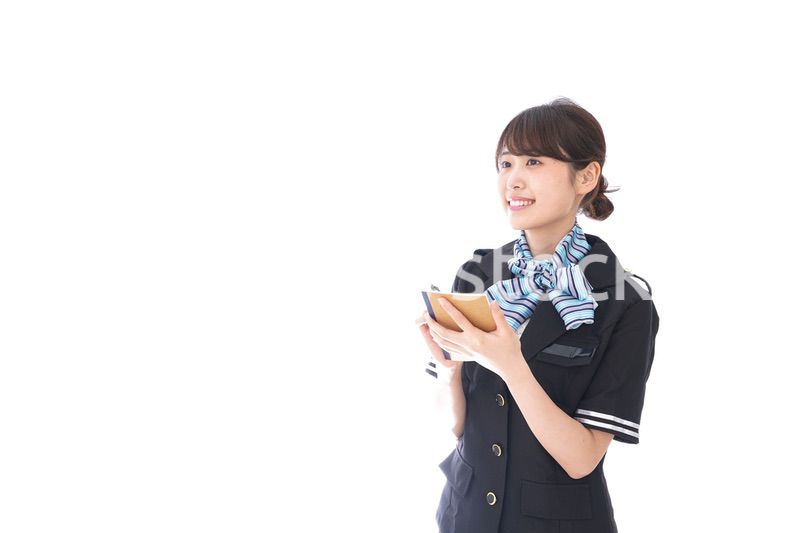 メモをとるキャビンアテンダント