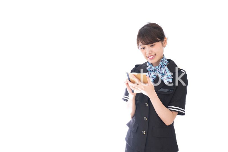 メモをとるキャビンアテンダント