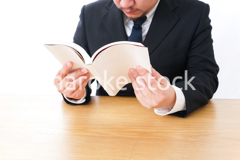 読書をするビジネスマン