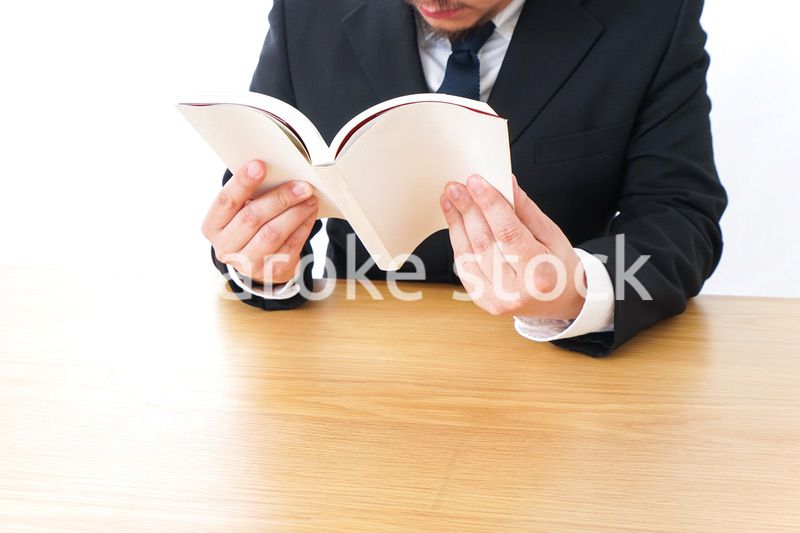 読書するビジネスパーソン