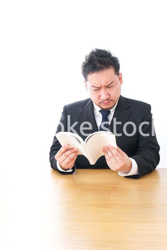 読書するビジネスパーソン