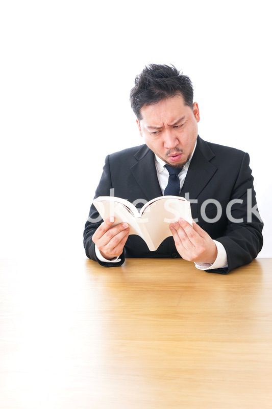 読書するビジネスパーソン