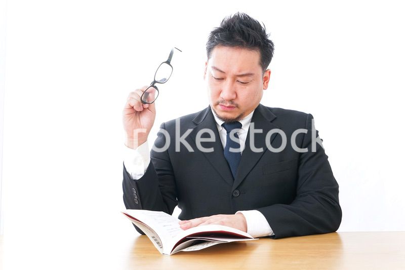 疲れて読書をするビジネスマン